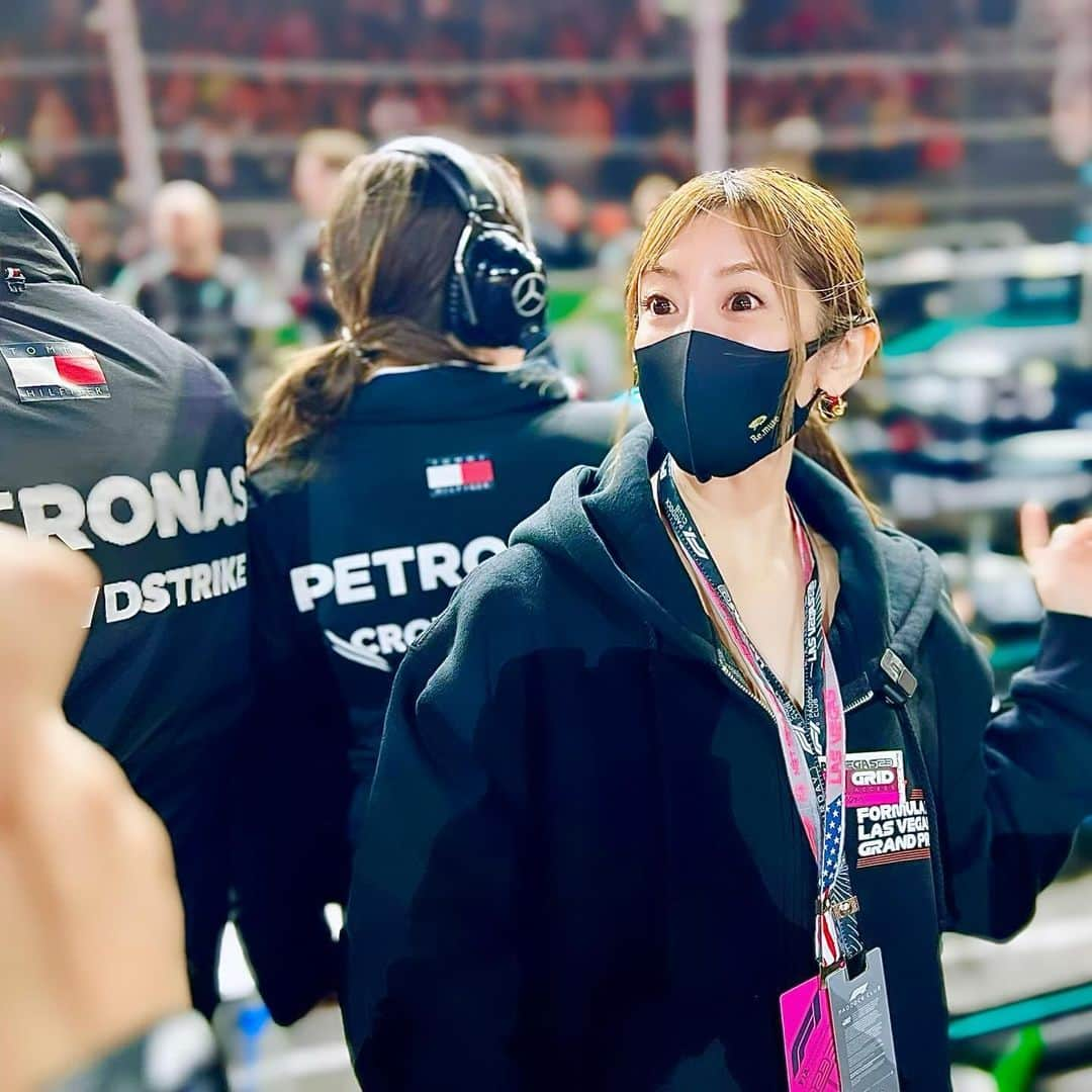 勝友美さんのインスタグラム写真 - (勝友美Instagram)「⁡ 普段から通っている場所（ベガス）で、Ｆ１やスフィアを通じ新たな経験ができたことは今回のトリップの価値を爆上げしてくれました。まだまだラスベガス＝カジノのイメージが根強い方も多いと思いますが、今やラスベガスはエンターテインメントの街へと変貌を遂げ、更にはコンベンションの街としても勢いを増しています。  やはり衰退しない理由は「変化をし続ける」ことにありますね。国も都市も仕事も人も、まさに。 変化なき所に維持もない、そのことを痛感する時間となりました。 ⁡ 絶賛仕事との両立でバタバタと向かった私はセレブでもなんでもなく、ただ近くにいる方々が私一人の力ではできない経験をさせてくれ見れない景色を見る機会を与えてくれます。改めて、人生は出会いで大きく変わる。 ⁡ 皆様、べラスの投稿に付き合って下さり有難うございました😊✨💓 ⁡ ⁡ ⁡ ⁡ ⁡ ⁡ ⁡ #thankyou #ラスベガス #うっす#ヴィクトリースーツ #オーダースーツ  #レディーススーツ #メンズスーツ #スーツ #remuse #女性経営者#人は自分に嘘をつく」11月25日 0時34分 - katsu.tomomi