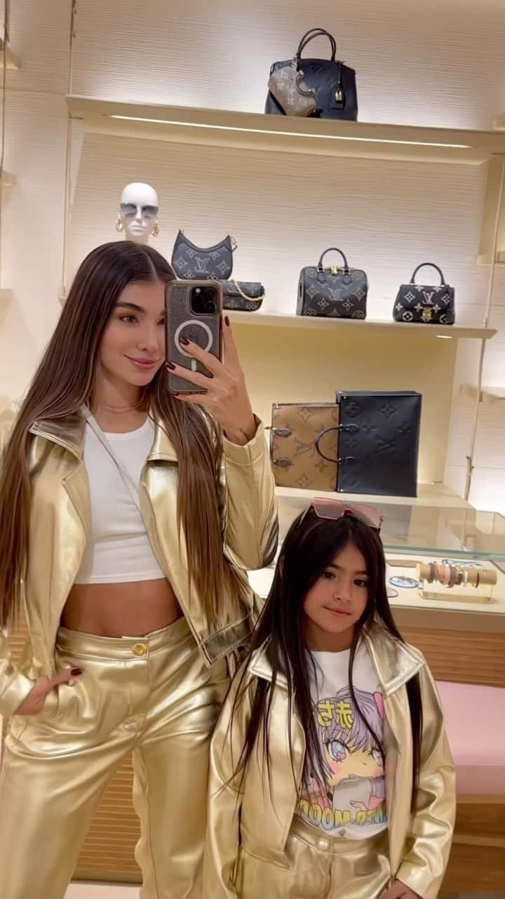 KaThE ArOcAのインスタグラム：「Estoy creando una versión actualizada de mi…  @emilianafarfan_g ✨ —> Mini me 😍  Nosotras ya estamos en modo: #chirstmas 🎁  Nuestros outfits by @solymarbyktaroca」