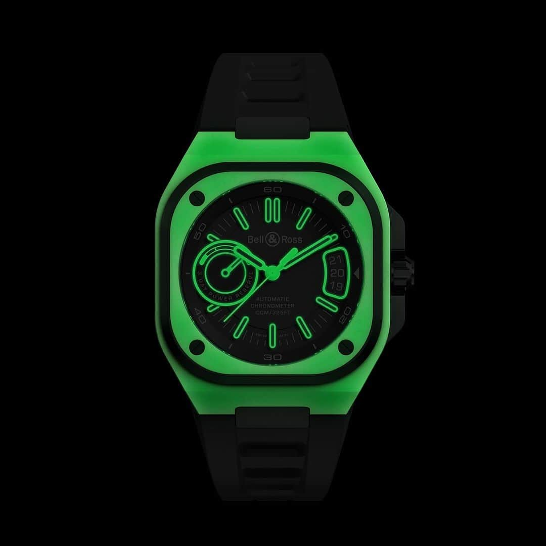 ベル&ロスさんのインスタグラム写真 - (ベル&ロスInstagram)「The new BR-X5 Green Lum has a power reserve of approximately 70 hours.  This “weekend proof” capacity allows you to put your watch down on Friday evening and pick it up on Monday morning without having to wind it up.  Discover more via the link in our bio. #bellross #timeinstruments #BRX5」11月25日 0時35分 - bellrosswatches