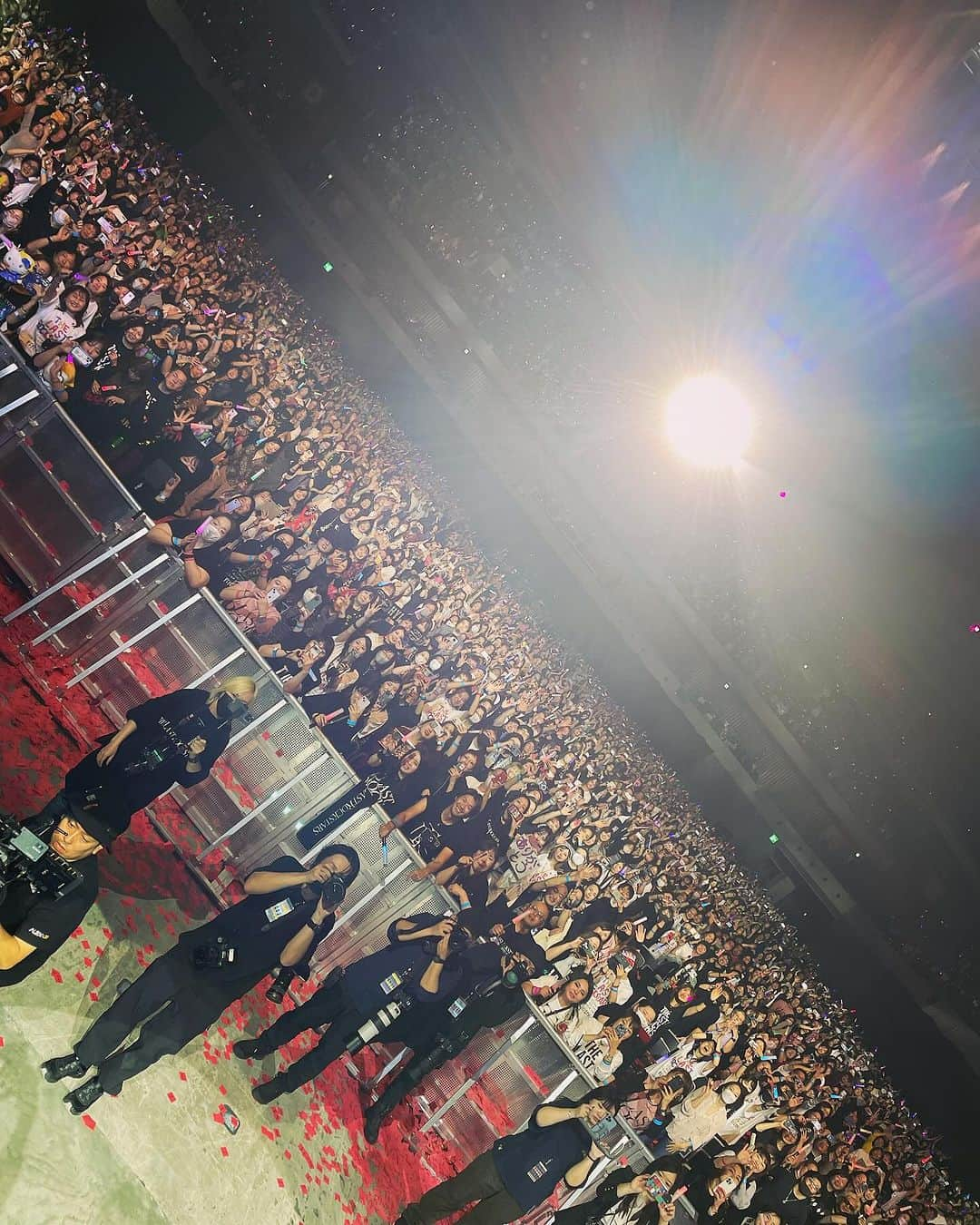 SUGIZOさんのインスタグラム写真 - (SUGIZOInstagram)「From Tokyo with Love 1123.  THE LAST ROCKSTARS、有明アリーナ公演Day3。 全霊で己を出し切りました。素晴らしいライヴだった。 あのエネルギーが世界に響いたらいいな。先立った仲間に届いていたらいいな。 みんな本当にありがとう。心から感謝します。  #THELASTROCKSTARS #TLRS #YOSHIKI #HYDE #SUGIZO #MIYAVI #PATA #PSYCHOLOVE #有明アリーナ」11月25日 0時35分 - sugizo_official