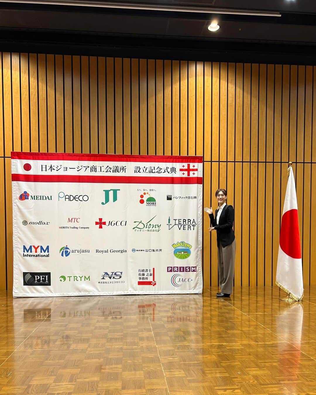 如月蓮さんのインスタグラム写真 - (如月蓮Instagram)「. 『日本ジョージア商工会議所設立記念式典』 ⁡ 司会を務めさせていただきました…🎤✨ 大変光栄なことです🙇‍♀️ 赤坂インターシティコンファレンスの綺麗な会場で、多くの企業や団体様がいらしてました🇯🇵🇬🇪 日本ジョージア商工会議所の設立、おめでとうございます✨ . . . #日本ジョージア商工会議所 #司会 #如月蓮 #RENスタグラム」11月25日 10時20分 - kisaragi.ren2