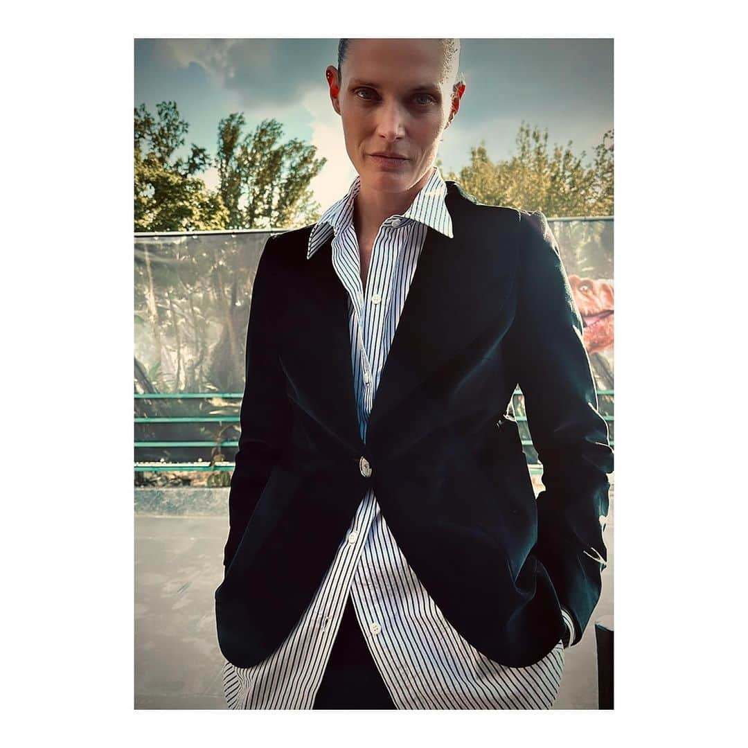 リカさんのインスタグラム写真 - (リカInstagram)「Velvet Days 💎  Beautiful Model ,Writer and Actor  @malgosiabelapage   Black velvet suit never wrong  Jerry jacket & Rowan pants black Velvet  Yves stripe shirt .   #timelesselegance #malgosiabela #🖤#rikastudiospaper #goodmemories」11月25日 0時39分 - rikastudios_