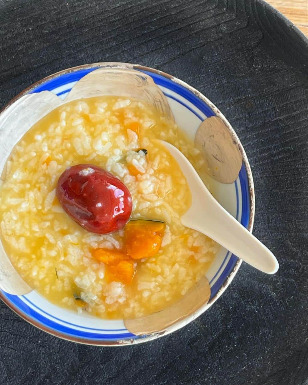神崎恵さんのインスタグラム写真 - (神崎恵Instagram)「・ おはようございます。 今朝もやさしいかぼちゃ粥。 週末の朝は、疲れやストレスをためた体をやわらげ休めてくれる、かぼちゃ粥を食べることが多いです。 韓国のかぼちゃ粥のように甘いのも作るけれど、 今朝は塩でほんのり味付け。 かぼちゃの色がひろがるまでくつくつ煮ます。 健康にも美容にもいい「なつめ」を入れて。 できるかぎり味付けはやさしく、素材の味を優先。 今週も、鍋いっぱいに煮たひじきや、油淋鶏、いろいろ食べました。 油淋鶏のソースは、そのままだとなかなか食べてくれない野菜を刻んで入れています。今週はパプリカやピーマンを入れました。 ソース 長ネギのみじん切り、入れたい野菜のみじんぎり、にんにくとしょうがのみじん切り、ごま油、しょうゆ、酢、酒、砂糖 好みで赤唐辛子の小口切り。  #おうちごはん #あさごはん #ひるごはん」11月25日 6時30分 - megumi_kanzaki