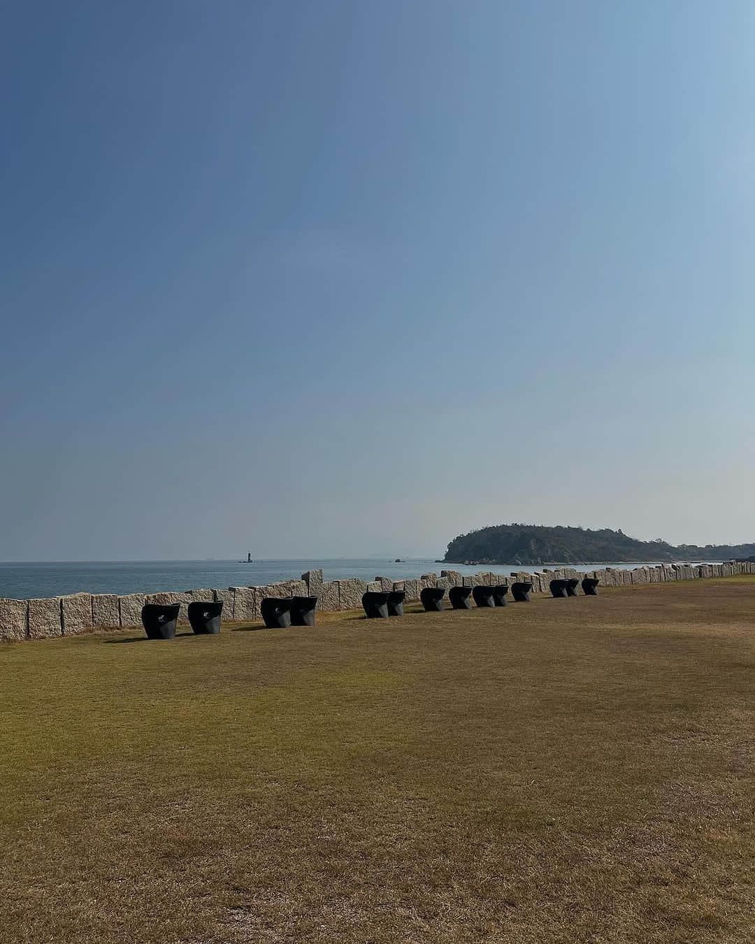 須田朱音さんのインスタグラム写真 - (須田朱音Instagram)「𝐈𝐍𝐔𝐉𝐈𝐌𝐀  昨年は直島のアートや美術館巡りとサウナ旅🧖🏻‍♀️ 今年は犬島の犬島精錬所美術館やアート巡りのサウナ旅🛥️  犬島に残る銅製錬所の遺構を保存・再生した美術館で、 "在るものを活かし、無いものを創る"というコンセプト。  遺産・建築・アート・自然全てが体感できる美術館。  天気も景色も素晴らしくて、土地からパワー感じた‼︎ ただアシナガバチが大量発生してて ビビりながら見たのもいい思い出🐝  #犬島精錬所美術館 #犬島 #岡山県 #美術館巡り」11月25日 0時45分 - akane_godo