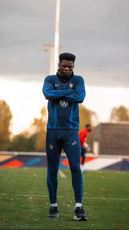 のインスタグラム：「4️⃣ mois à patienter avant le retour des Bleus 😣😅  #FiersdetreBleus」