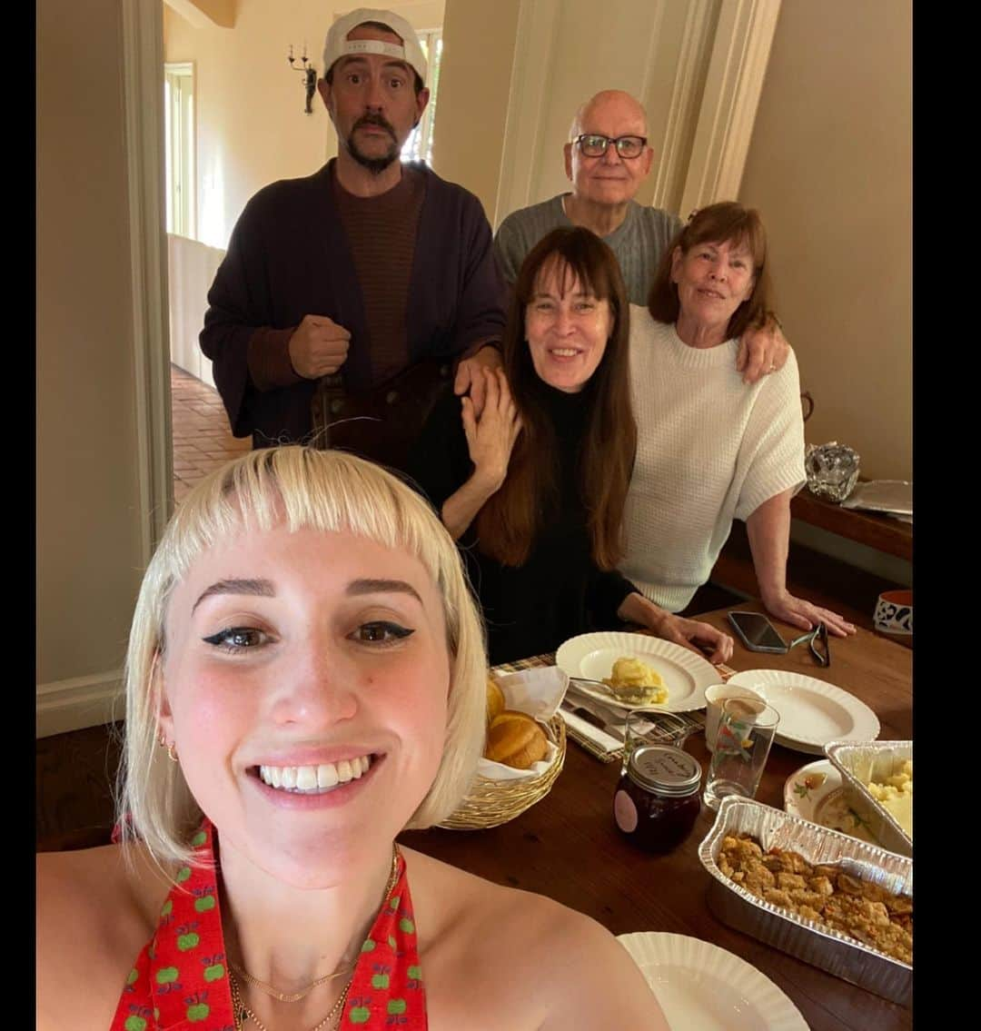 ケヴィン・スミスさんのインスタグラム写真 - (ケヴィン・スミスInstagram)「Happy Thanksgiving, Kids! I had a lovely day with the family, gorging on savory starches! And I couldn’t have afforded that without your continued financial support of my (f)arts and crafts. I’m sincerely thankful anybody still gives a shit about my nonsense, as it’s been nearly 30 years since it all started. If you ever saw me live at @smodcastlecinemas or bought stuff from @jayandsilentbobstash this year, you made this memory possible. I’m incredibly grateful. Also, if you watch Fat Man Beyond, you likely heard me tell the story of how Jen shattered her hip and had emergency hip replacement surgery 3 weeks ago. The good news is she’d mended enough to make it upstairs to the table as well. I gave thanks yesterday, but today? I’m feeling grateful. #KevinSmith #thanksgiving」11月25日 0時50分 - thatkevinsmith