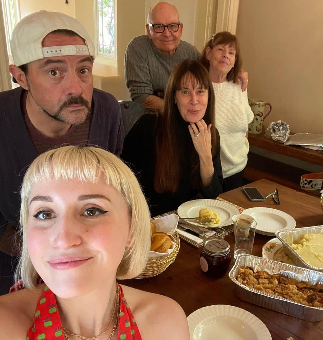 ケヴィン・スミスのインスタグラム：「Happy Thanksgiving, Kids! I had a lovely day with the family, gorging on savory starches! And I couldn’t have afforded that without your continued financial support of my (f)arts and crafts. I’m sincerely thankful anybody still gives a shit about my nonsense, as it’s been nearly 30 years since it all started. If you ever saw me live at @smodcastlecinemas or bought stuff from @jayandsilentbobstash this year, you made this memory possible. I’m incredibly grateful. Also, if you watch Fat Man Beyond, you likely heard me tell the story of how Jen shattered her hip and had emergency hip replacement surgery 3 weeks ago. The good news is she’d mended enough to make it upstairs to the table as well. I gave thanks yesterday, but today? I’m feeling grateful. #KevinSmith #thanksgiving」