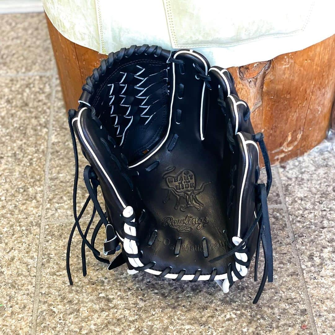 Rawlings Japanさんのインスタグラム写真 - (Rawlings JapanInstagram)「J205FB... 山下舜平大 選手モデル!!!  どーもバンスポ小林です  本日ご紹介するグラブは 今季大ブレークした  山下舜平大選手モデル！  ブラックとホワイトの シンプルなカラーリングに 王道のラベル。  めちゃくちゃカッコいいっす。  ちなみにこの J205FB型は小指2本入れで 型付け致しました！  深く握り込む感じの モデルで、握り込む際に 全く無駄な力が入りません。  コントロールよくなりそうです。  にしても クワガタくらい光ってます。  さて、私もローリングスオーダーしよっ。  #glove #baseball #rawlings #propreferred #wilson #baseballlife #beseballglove #mlb #hoh #ローリングス #山下舜平大 #軟式野球 #硬式野球 #bandaisports #バンダイスポーツ #バンスポ #バンスポチャンネル #YouTube #型付け #typing #breakin #小林魂の型付け」11月25日 0時56分 - rawlings_japan_llc