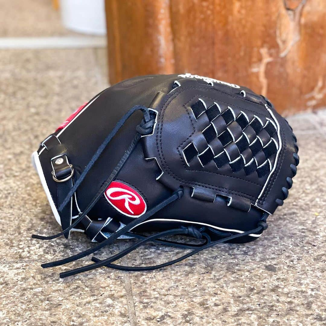 Rawlings Japanさんのインスタグラム写真 - (Rawlings JapanInstagram)「J205FB... 山下舜平大 選手モデル!!!  どーもバンスポ小林です  本日ご紹介するグラブは 今季大ブレークした  山下舜平大選手モデル！  ブラックとホワイトの シンプルなカラーリングに 王道のラベル。  めちゃくちゃカッコいいっす。  ちなみにこの J205FB型は小指2本入れで 型付け致しました！  深く握り込む感じの モデルで、握り込む際に 全く無駄な力が入りません。  コントロールよくなりそうです。  にしても クワガタくらい光ってます。  さて、私もローリングスオーダーしよっ。  #glove #baseball #rawlings #propreferred #wilson #baseballlife #beseballglove #mlb #hoh #ローリングス #山下舜平大 #軟式野球 #硬式野球 #bandaisports #バンダイスポーツ #バンスポ #バンスポチャンネル #YouTube #型付け #typing #breakin #小林魂の型付け」11月25日 0時56分 - rawlings_japan_llc