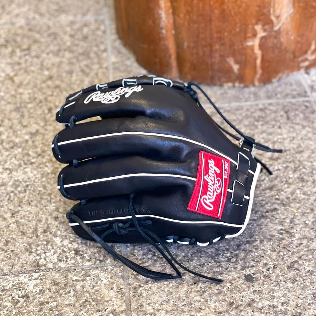 Rawlings Japanさんのインスタグラム写真 - (Rawlings JapanInstagram)「J205FB... 山下舜平大 選手モデル!!!  どーもバンスポ小林です  本日ご紹介するグラブは 今季大ブレークした  山下舜平大選手モデル！  ブラックとホワイトの シンプルなカラーリングに 王道のラベル。  めちゃくちゃカッコいいっす。  ちなみにこの J205FB型は小指2本入れで 型付け致しました！  深く握り込む感じの モデルで、握り込む際に 全く無駄な力が入りません。  コントロールよくなりそうです。  にしても クワガタくらい光ってます。  さて、私もローリングスオーダーしよっ。  #glove #baseball #rawlings #propreferred #wilson #baseballlife #beseballglove #mlb #hoh #ローリングス #山下舜平大 #軟式野球 #硬式野球 #bandaisports #バンダイスポーツ #バンスポ #バンスポチャンネル #YouTube #型付け #typing #breakin #小林魂の型付け」11月25日 0時56分 - rawlings_japan_llc