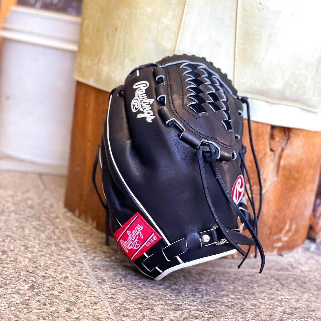 Rawlings Japanさんのインスタグラム写真 - (Rawlings JapanInstagram)「J205FB... 山下舜平大 選手モデル!!!  どーもバンスポ小林です  本日ご紹介するグラブは 今季大ブレークした  山下舜平大選手モデル！  ブラックとホワイトの シンプルなカラーリングに 王道のラベル。  めちゃくちゃカッコいいっす。  ちなみにこの J205FB型は小指2本入れで 型付け致しました！  深く握り込む感じの モデルで、握り込む際に 全く無駄な力が入りません。  コントロールよくなりそうです。  にしても クワガタくらい光ってます。  さて、私もローリングスオーダーしよっ。  #glove #baseball #rawlings #propreferred #wilson #baseballlife #beseballglove #mlb #hoh #ローリングス #山下舜平大 #軟式野球 #硬式野球 #bandaisports #バンダイスポーツ #バンスポ #バンスポチャンネル #YouTube #型付け #typing #breakin #小林魂の型付け」11月25日 0時56分 - rawlings_japan_llc