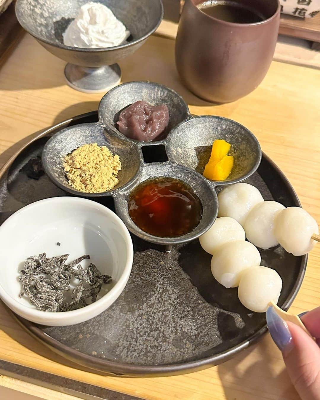 谷口夢奈さんのインスタグラム写真 - (谷口夢奈Instagram)「🍡 ⁡ ⁡ 自分で焼くスタイルのお団子屋さん。 メニューはこのセットのみ！ 団子の追加だったりはできるよ◎ ⁡ 網に団子がめちゃくちゃくっつくんだけど 焼き方に何かコツあったのかな😭 ⁡ 着物とか着ていくと映えて可愛いかも🥰 ⁡ ⁡ ⁡ #よつば庵 #よつば庵浅草店 #浅草カフェ #浅草グルメ #asakusa #asakusacafe #cafestagram #아사쿠사 #카페 #먹스타그램 #맛스타그램」11月25日 17時00分 - yuna_tani