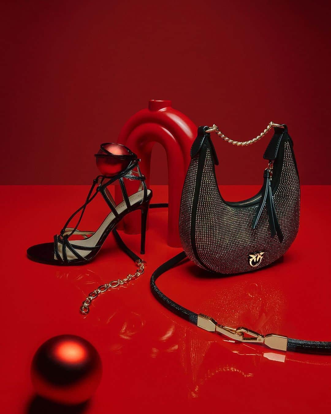 PINKOのインスタグラム：「Give the gift of shine – choose a #PINKO accessory!  #FW23」