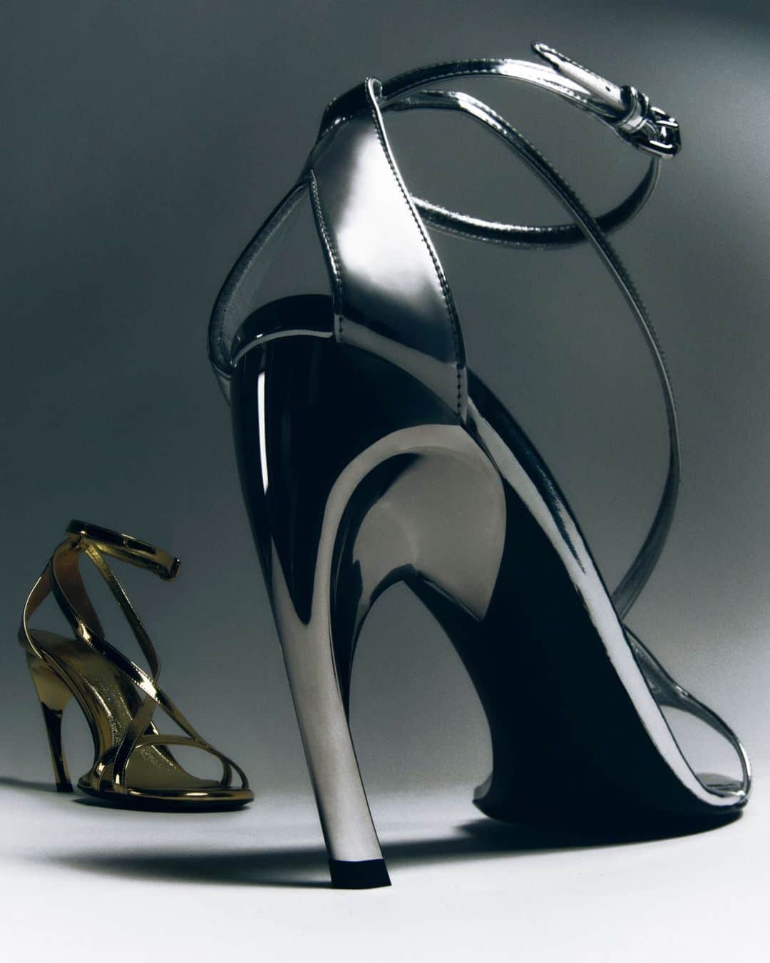 アレキサンダー・マックイーンのインスタグラム：「The Twisted #McQueenArmadillo sandal comes in silver and gold metallic finishes for #McQueenPreSS24. ⁣ ⁣ Discover the collection via the link in bio.⁣ ⁣ Photographed by @hannatveite」