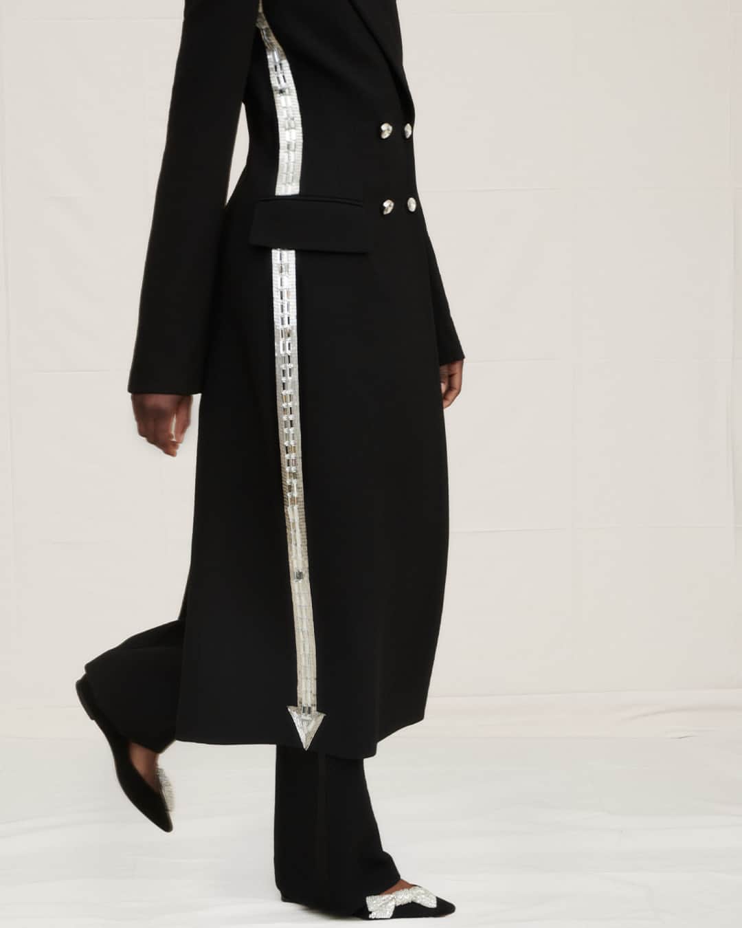 Chloéのインスタグラム：「Shine from head to toe in the Chloé Festive collection, featuring the tailored jacket with hand-embroidered rhinestone arrows and the Théa ballerina pumps with oversized crystal bow embellishments.  #ChloeSpring24」