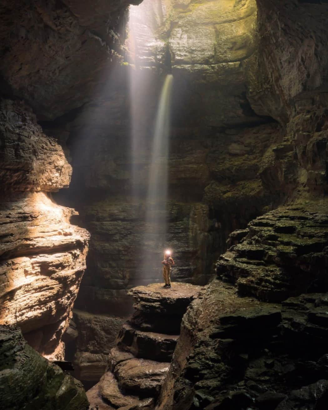 Visit The USAさんのインスタグラム写真 - (Visit The USAInstagram)「Like a scene from a movie!  Stephens Gap Callahan Cave Preserve in Woodville, Alabama, is giving us big Indiana Jones energy. 🧗  Hike in or rappel down this Southeastern USA gem and get rewarded with the magical scenery of a flowing cascade illuminated by the light beams that filter inside the cave.   Does Stephens Gap get you excited? Pop a 🙌 in the comments if you’re adding it to your USA itinerary!  📸: @marinoselene  #VisitTheUSA #StephensGap #SweetHomeAlabama #AlabamaTravel #StephensGapCave #AlabamaOutdoors」11月25日 1時00分 - visittheusa