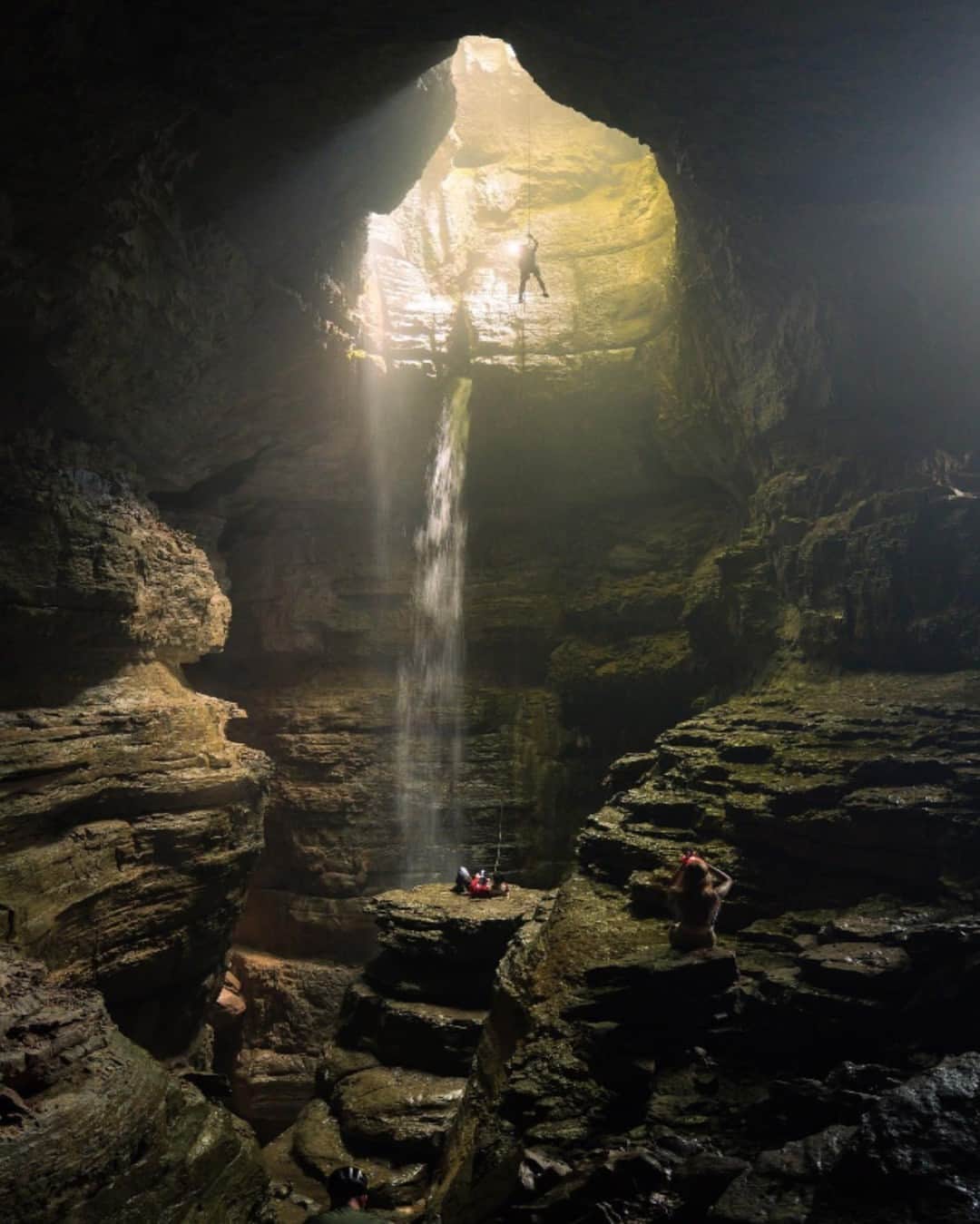 Visit The USAさんのインスタグラム写真 - (Visit The USAInstagram)「Like a scene from a movie!  Stephens Gap Callahan Cave Preserve in Woodville, Alabama, is giving us big Indiana Jones energy. 🧗  Hike in or rappel down this Southeastern USA gem and get rewarded with the magical scenery of a flowing cascade illuminated by the light beams that filter inside the cave.   Does Stephens Gap get you excited? Pop a 🙌 in the comments if you’re adding it to your USA itinerary!  📸: @marinoselene  #VisitTheUSA #StephensGap #SweetHomeAlabama #AlabamaTravel #StephensGapCave #AlabamaOutdoors」11月25日 1時00分 - visittheusa