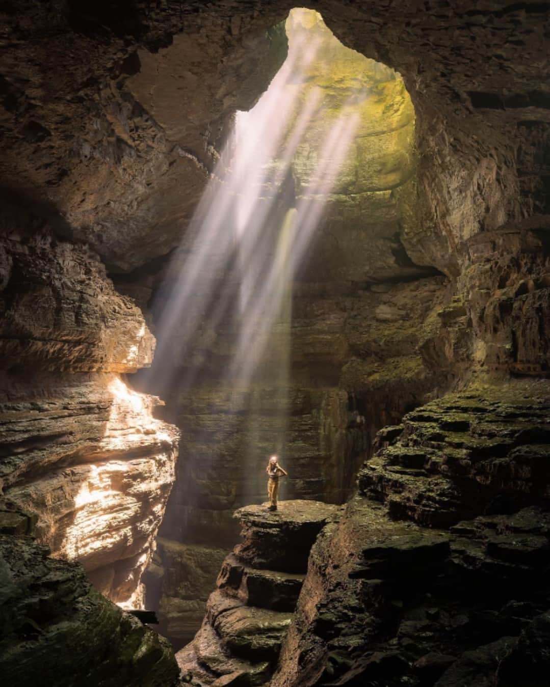 Visit The USAのインスタグラム：「Like a scene from a movie!  Stephens Gap Callahan Cave Preserve in Woodville, Alabama, is giving us big Indiana Jones energy. 🧗  Hike in or rappel down this Southeastern USA gem and get rewarded with the magical scenery of a flowing cascade illuminated by the light beams that filter inside the cave.   Does Stephens Gap get you excited? Pop a 🙌 in the comments if you’re adding it to your USA itinerary!  📸: @marinoselene  #VisitTheUSA #StephensGap #SweetHomeAlabama #AlabamaTravel #StephensGapCave #AlabamaOutdoors」
