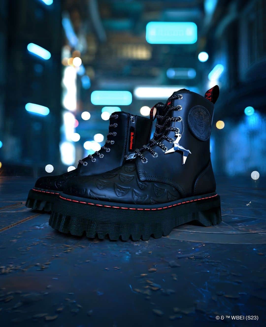 ドクターマーチンのインスタグラム：「DM’s x WARNER BROS. 100TH ANNIVERSARY | Our latest collaboration with Warner Bros. pays tribute to the enduring iconography of Blade Runner (1982) and Mad Max: Fury Road (2015). Now available in the US via the link in bio.」