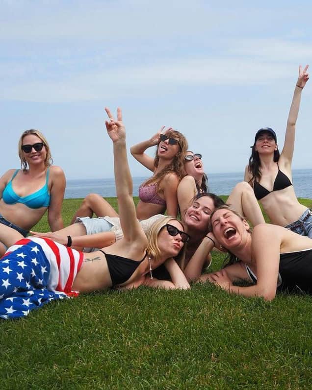 E! Onlineのインスタグラム：「A toast to Taylor Swift's friends. 🥂 We're #ThankfulFor the return of the girl squad. (📷:Instagram/Getty/SplashNews)」