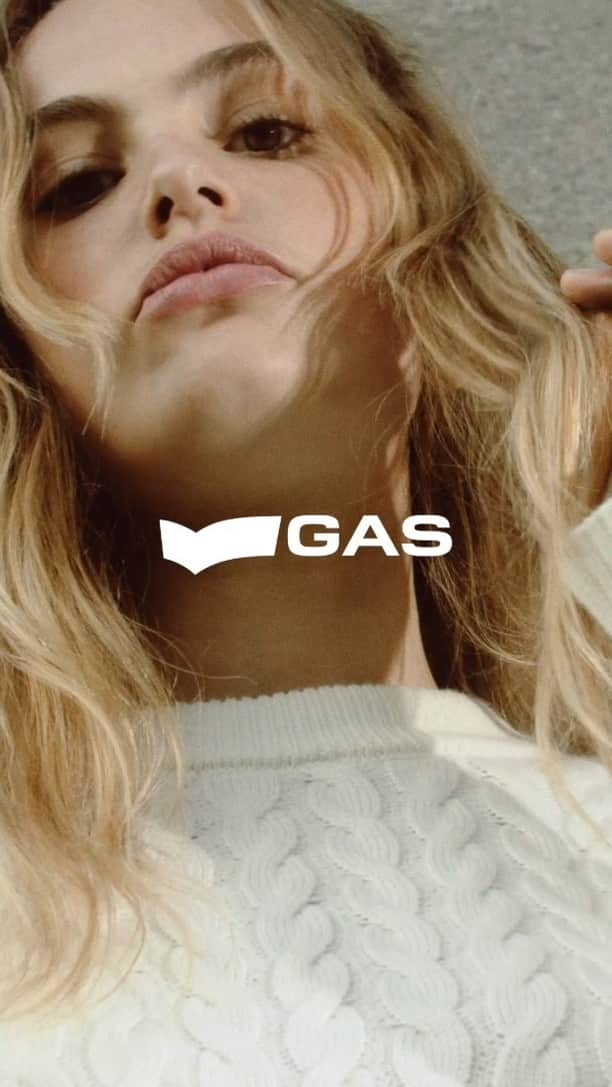 ガスのインスタグラム：「Cozy up in snow-kissed tones.   Find your winter whites at gasjeans.com  #gasjeans #fw23」