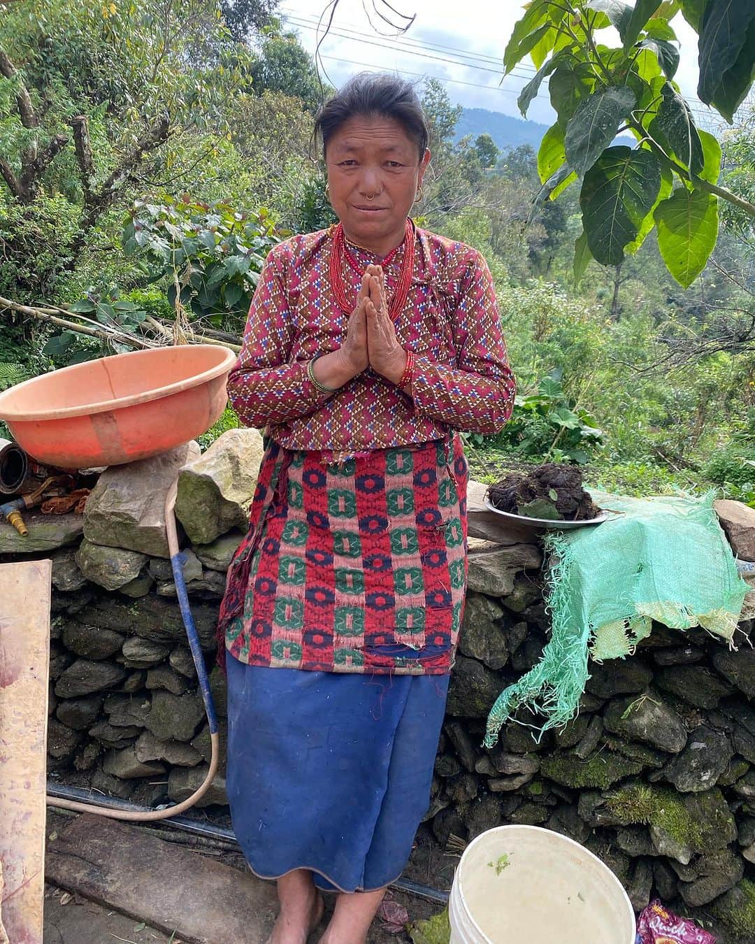 YUKI TAKESHIMAさんのインスタグラム写真 - (YUKI TAKESHIMAInstagram)「スワルネパール🇳🇵リトリートvol.3 リアルにネパールのお宅訪問体験✨個性的な家といい、服の合わせ方に色彩感覚抜群のセンスを感じました👏🏻 鼻ピアスにイヤ－カフ、両手首に輝くアクセントもカッコイイ⚡️  シヴァプリ・ババ(ヒンズー教の聖人) が137年の生涯(⁉️)を閉じたパシュパティナード寺院近くのドルブスタリを訪問。責任者は当時まだ幼なかった頃のエピソードを伺いました✨  ネパール最終日、街はドゥルガーのお祭り騒ぎの中ハグれないように前の人のリュックに捕まって早歩き🤣🤣🤣 @suwaru_retreat_tour  #ネパール #リトリート」11月25日 1時01分 - yukimake