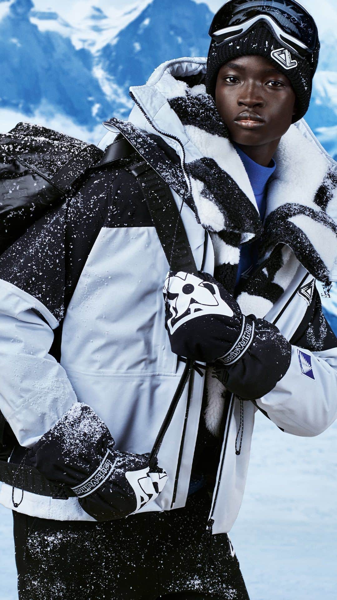 ルイ・ヴィトンのインスタグラム：「LV Ski Collection 2023. Reminiscent of glaciers, geometric patterns evoke the allure of the snowy scape while a timeless palette of grey and black camouflage the rugged yet refined Men’s outerwear. Discover the new collection via link in bio.  #LVSKI #LouisVuitton」