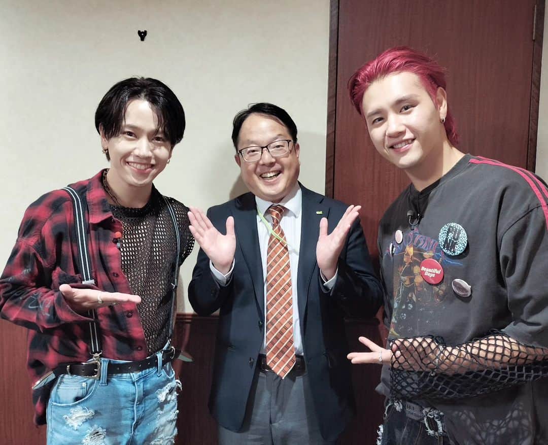 粉川真一のインスタグラム：「今日、人気ダンス&ボーカルユニット「MADKID」のSHIN君とYOU-TAさんにお会いしました！ SHIN君とは4年ぶりの再会です！ エネルギッシュなダンスと歌で人気のMADKIDですが、実はとても心優しい若者です！  ＃MADKID」