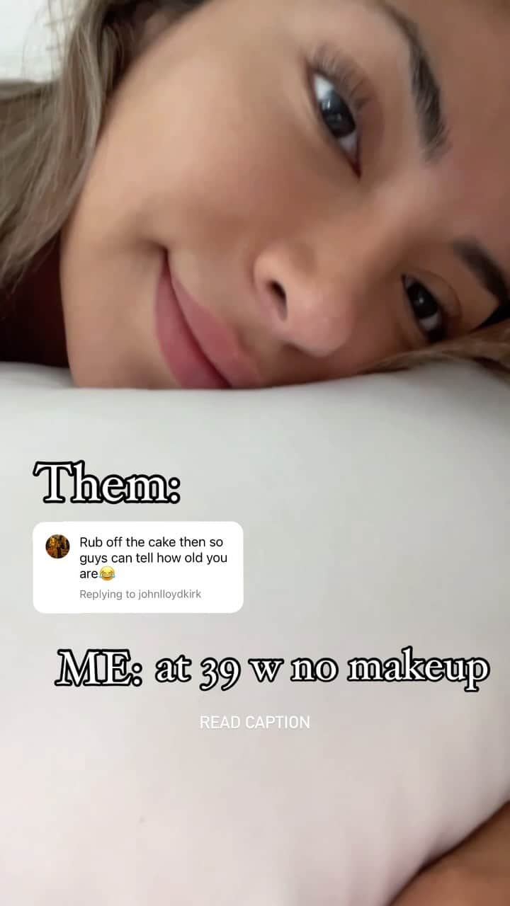 ジェセニア・バイスのインスタグラム：「This is me 99 % of the time chilling with no makeup on. Now don’t get it twisted I’m not “flexing” nor am i being “stuck up.” It took me almost my entire life to get to this point where I feel comfort in my own skin. So allow me to love myself & celebrate 39 while feeling FINE with it as a single woman who’s been heartbroken but moving forward living my life as best as I can. ((in this video: me after a workout, me with my fur baby; me getting ready for bed))   ESPAÑOL Este soy yo el 99% del tiempo relajándome sin maquillaje. Ahora no se tuerza, no estoy “flexionando” ni estoy “engreído”. Me tomó casi toda mi vida llegar a este punto en el que siento comodidad en mi propia piel. Así que permíteme amarme a mí mismo y celebrar mi viaje hacia la curación y el amor propio.  #selflove #selfcare  #loveyourself #positivevibes #happiness #mindset  #happy #over30 #single #ｓｉｎｇｌｅ #almost40」