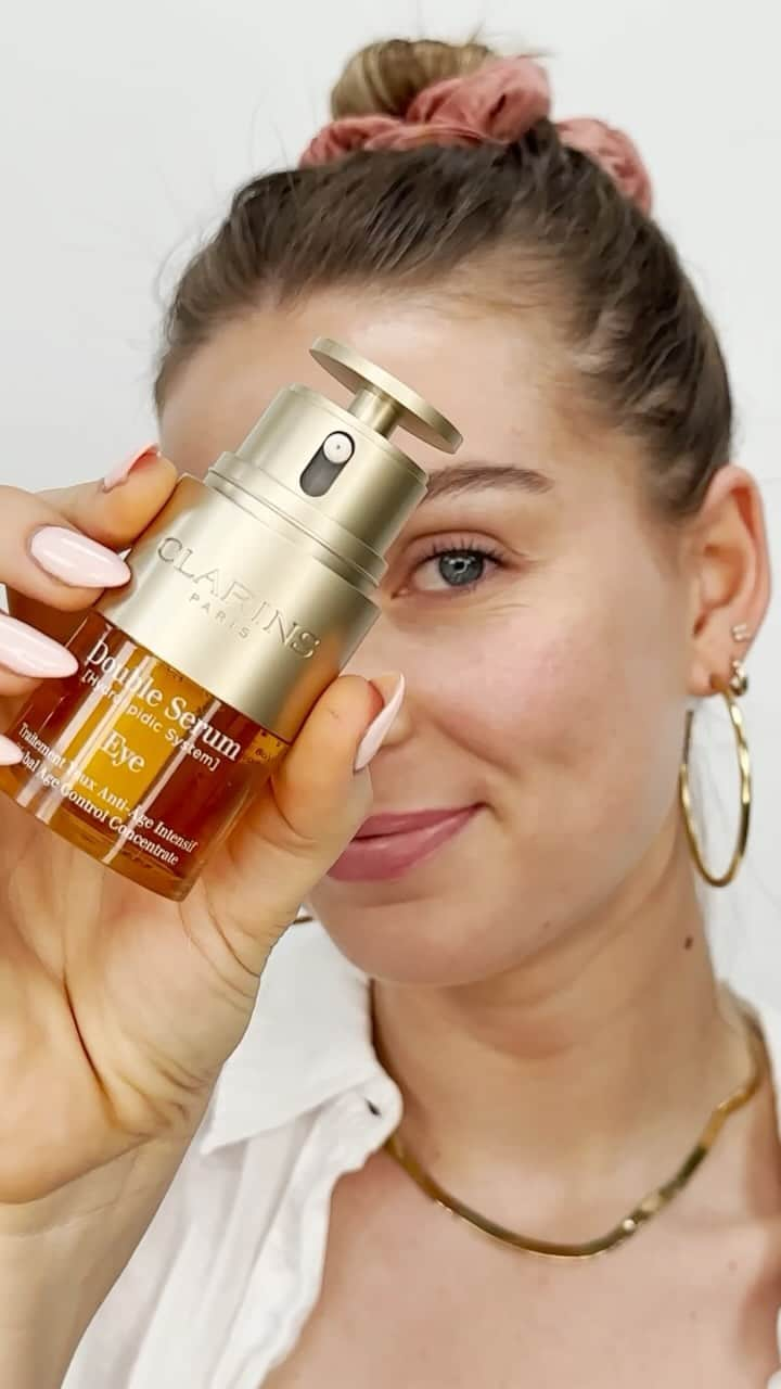 Clarins Franceのインスタグラム：「Notre duo anti-âge Double Serum et Double Serum Eye s’associe aux crèmes jour et nuit Multi-Active pour lisser les premières rides, tonifier et raviver l’éclat de votre peau ✨  Glissez un 🎁 en commentaires si vous aimeriez trouver cette routine complète au pied du sapin cette année !  #Clarins #MonSoinClarins #DoubleSerumEye #DoubleSerum #MultiActive」