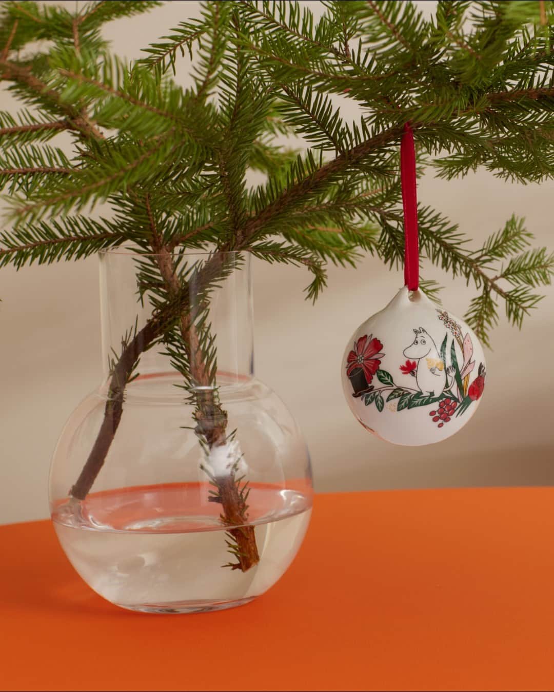 のインスタグラム：「@moominarabiafinland has launched a beautiful ornament for this holiday season! 🎄 ✨   The new Moomin Annual bauble presents a story from Tove Jansson's novel Finn Family Moomintroll (1948), in which Moomintroll and Snufkin embark on an adventure with the mysterious Thingumy and Bob and their secret suitcase.   The adaptation of Tove Jansson's classic wreath illustration is timeless and adds some much-needed Moomin magic into the holiday season, with the same festive illustration repeated in Moomin Arabia's new tea towel. 😍   Do you have a favourite ornament? ❤️   #moomin #moominofficial #moominarabia」