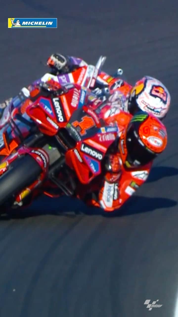 MotoGPのインスタグラム：「Mind games in slowmo 👀🧠   #ValenciaGP 🏁 #PECCOvsMARTIN #MotoGP #PeccoBagnaia #JorgeMartin #FB1 #JM89」
