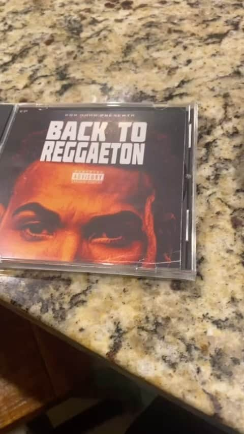 ドン・オマールのインスタグラム：「Ya llegaron los cd’s de mi nuevo EP Álbum “Back To Reggaeton” Quería algo que nos recordara los grandes tiempos donde los conocía mientras firmaba sus autógrafos y aquí está! Los pedidos comienzan a recibirse este próximo lunes (CyberMonday) Quién se apunta? Sube tu bandera」