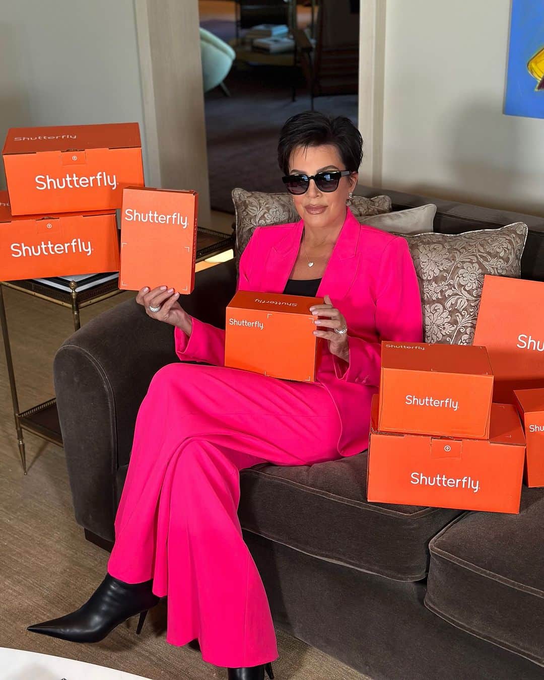 クリス・ジェンナーのインスタグラム：「Checking off my “nice” list one @shutterfly orange box at a time! #Holiday #Holidays #ShutterflyIt #BlackFriday #ad」