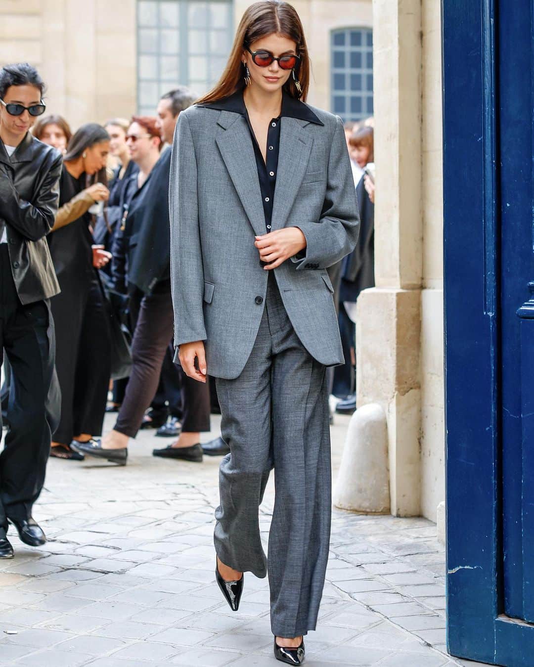ELLE UKのインスタグラム：「Many celebs have been adopting the 'quiet luxury' aesthetic, including #HaileyBieber, #KaiaGerber, and #SofiaRichie. These minimalistic looks have a larger focus on investment pieces and thoughtful shopping habits.  Be it tailored wool trousers, oversized blazers or the perfect white shirt, we’ve spotted some timeless staples in the #Arket Black Friday sale. See the discounted items ELLE UK’s coveting right now, at the link in our bio.」