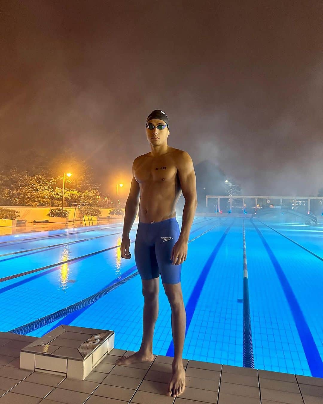 スピードさんのインスタグラム写真 - (スピードInstagram)「He appeared out of the mist like a conqueror ready to reign the pool! 👑  @carl_atk in Fastskin 2.0 🔥  #FastskinLZR @etoiles92natation」11月25日 1時21分 - speedo