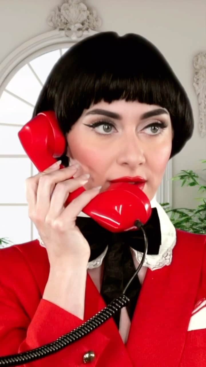 カーミンのインスタグラム：「holiday savings & the new VINYL PREORDER ♥️ qveenherby.com」