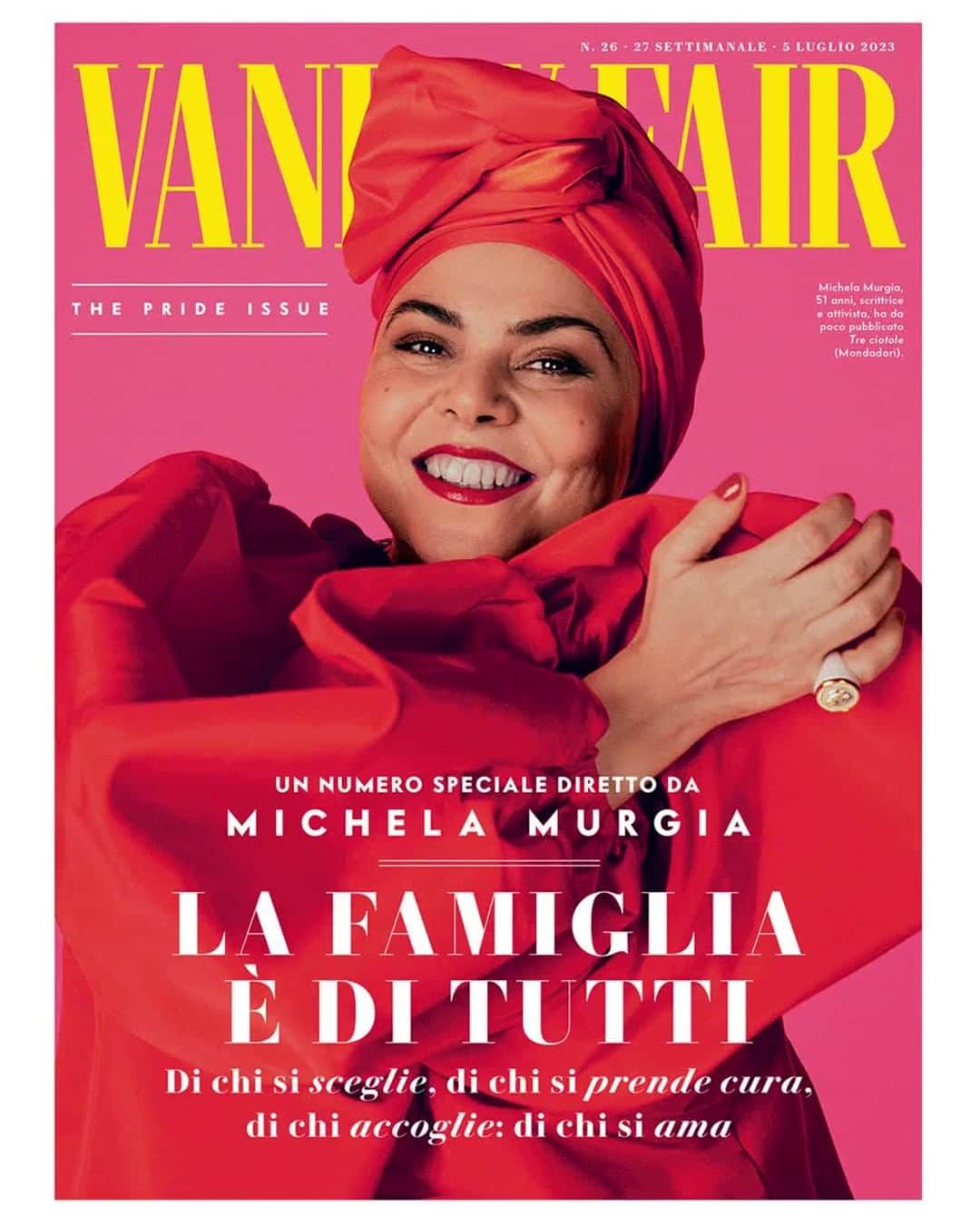Vogue Italiaのインスタグラム：「Buon compleanno, @VanityFairItalia! Avere vent’anni, oggi, significa guardarsi intorno per capire il mondo e magari provare a cambiarlo. «Vanity Fair, che ha esattamente questa età, cerca di farlo ogni settimana», spiega il direttore @marchettisimone. Il magazine è arrivato in Italia nell’ottobre del 2003, ma nato in America nel 1913 da un’idea dell’editore Condé Montrose Nast. Leggi la storia completa e scopri di più sul documentario in arrivo, dove i protagonisti delle copertine di #VanityFair si raccontano personalmente, al link in bio.  #VogueInspires」