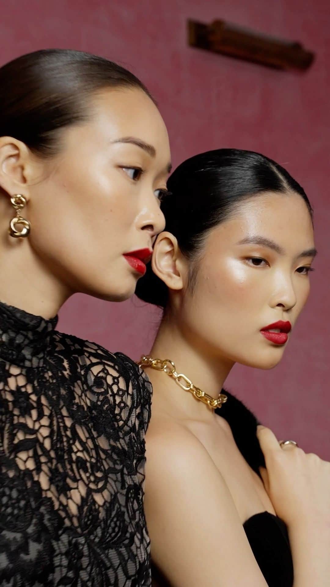 BCBGマックスアズリアのインスタグラム：「Luxe textures and delicate lace  Shop on bcbg.com #BCBGMAXAZRIA」