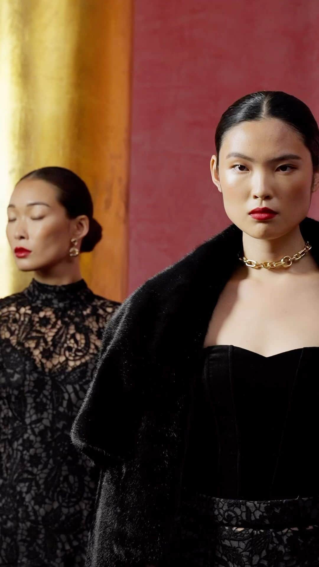 BCBGマックスアズリアのインスタグラム：「Luxe textures and delicate lace  Shop on bcbg.com #BCBGMAXAZRIA」