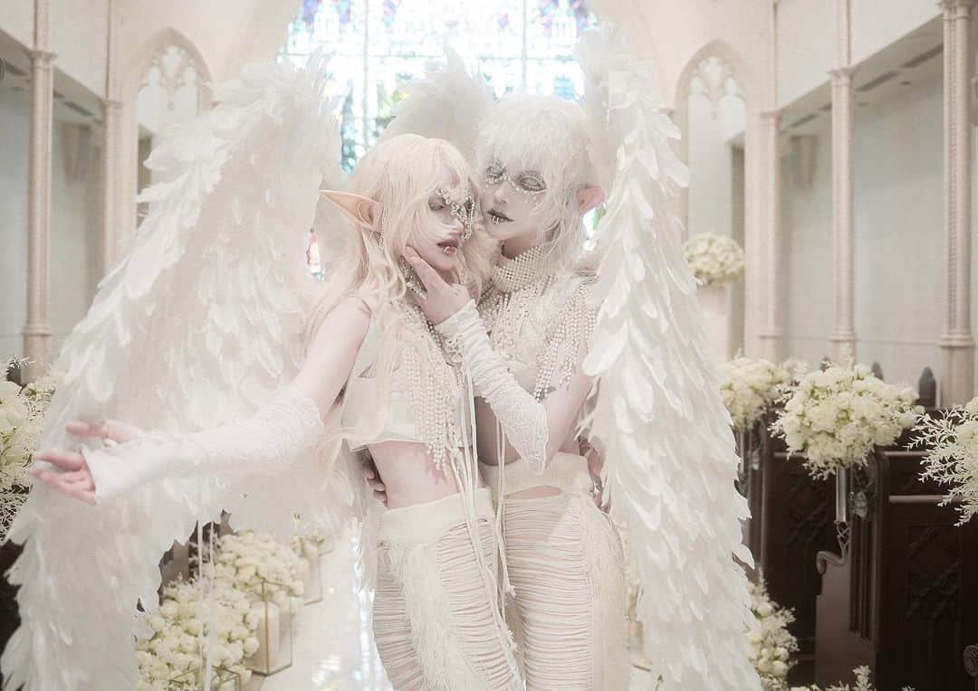 chiiiiiさんのインスタグラム写真 - (chiiiiiInstagram)「🩶☁️🤍🕊️꙳✧˖°⌖꙳✧˖  神の創造物であり かつては最高位の大天使だったのに 自ら堕天した子達であーる🪽  まるで何を考えているか読めないね。  最後の一枚はオフショット📱」11月25日 1時46分 - xchix328