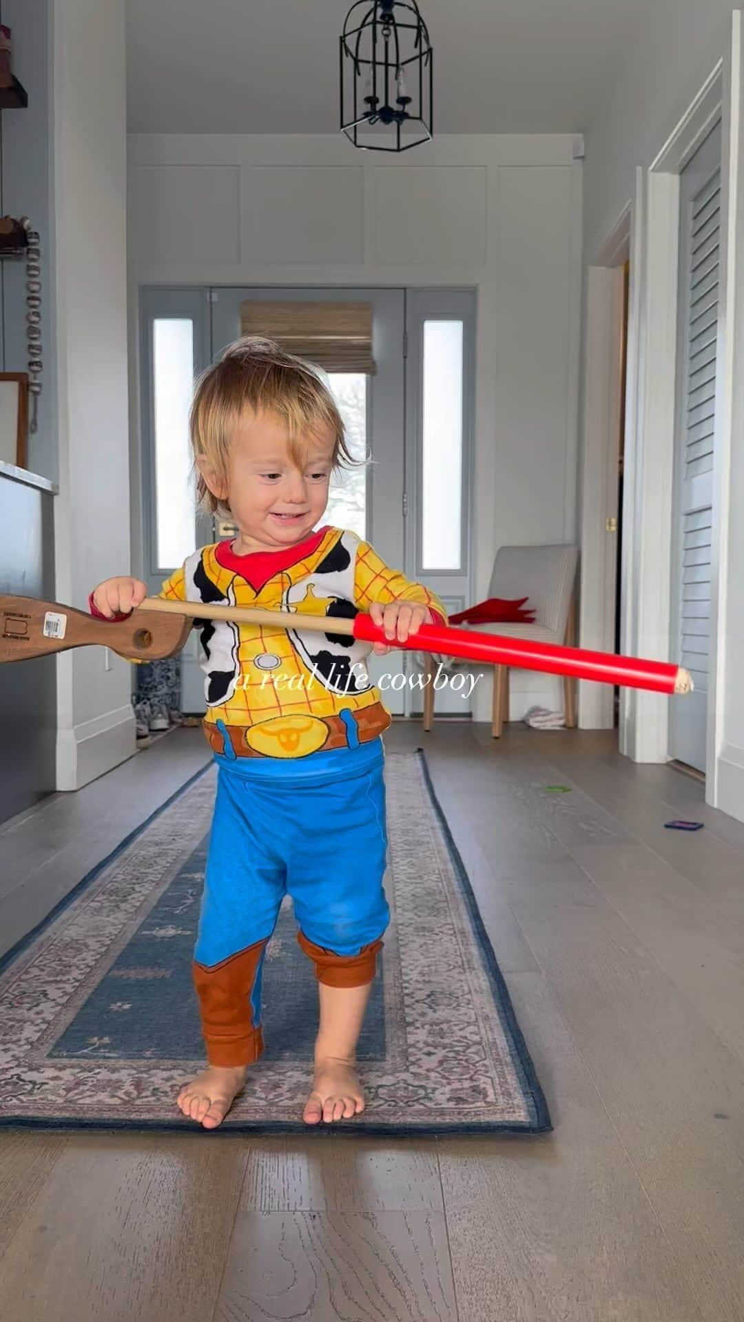 ジェイミー・レイのインスタグラム：「He’s ready to move to the south.   #southernbaby #cowboys #morganwallen #toystory #woody #parents」