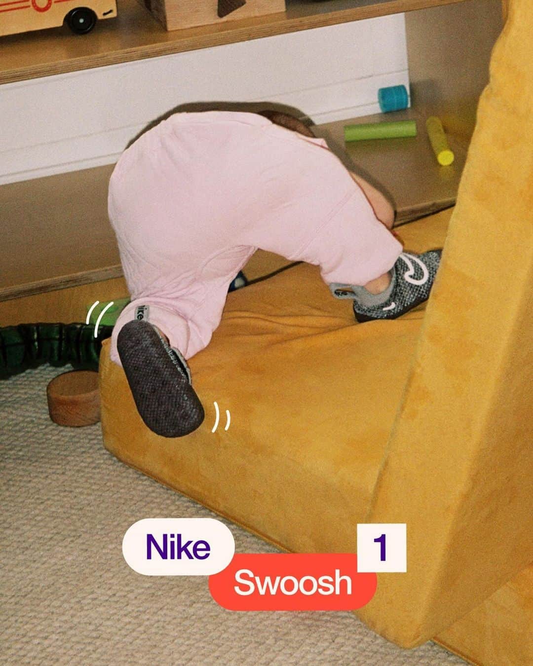 NIKEさんのインスタグラム写真 - (NIKEInstagram)「From the very first step to the second, third and fourth, the new Nike Swoosh 1 is perfect for nurturing all those still-learning steps.🦶  Available in limited quantities - Link in bio for more.」11月25日 2時00分 - nike