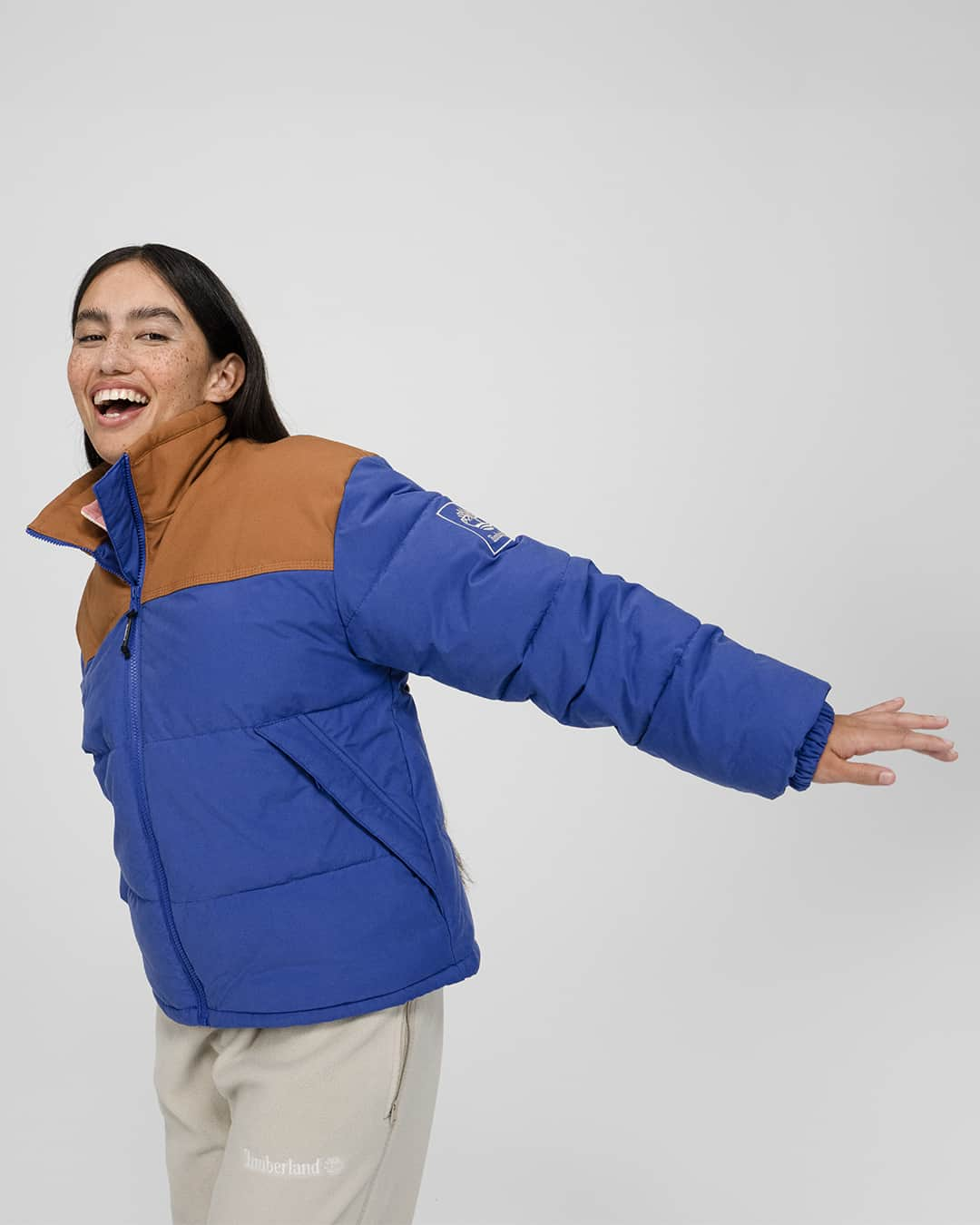 ティンバーランドのインスタグラム：「Conquer the cold. 🧊  Layer with confidence this holiday season in the perfect holiday gift — the women’s Mount Welch Puffer Jacket.   Shop the look.  #Timberland  #BuiltForTheBold #Holiday」