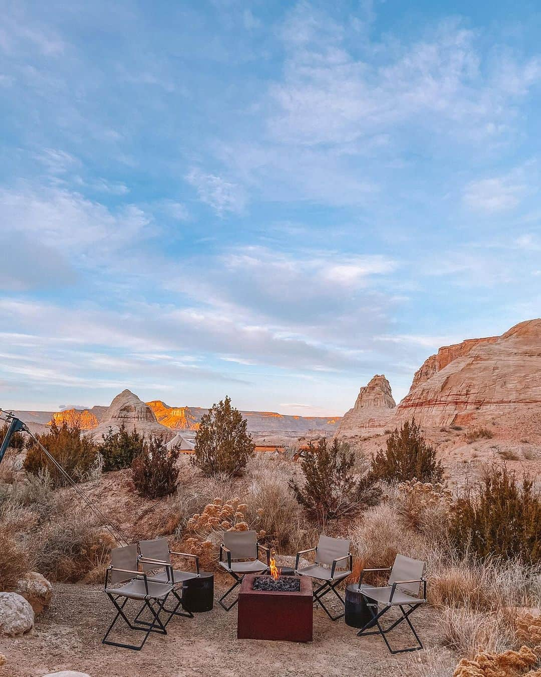 BEAUTIFUL HOTELSのインスタグラム：「Amidst towering mesas, slot canyons, and rust-colored sands, @indpriw has captured the mesmerizing essence of Amangiri Resort. 🍂✨ Here, you can experience the enchanting beauty of fall in Utah’s rugged landscape as nature’s masterpiece unfolds! 🏞️  📽 @indpriw 📍 @amangiri, Canyon Point, Utah, USA」