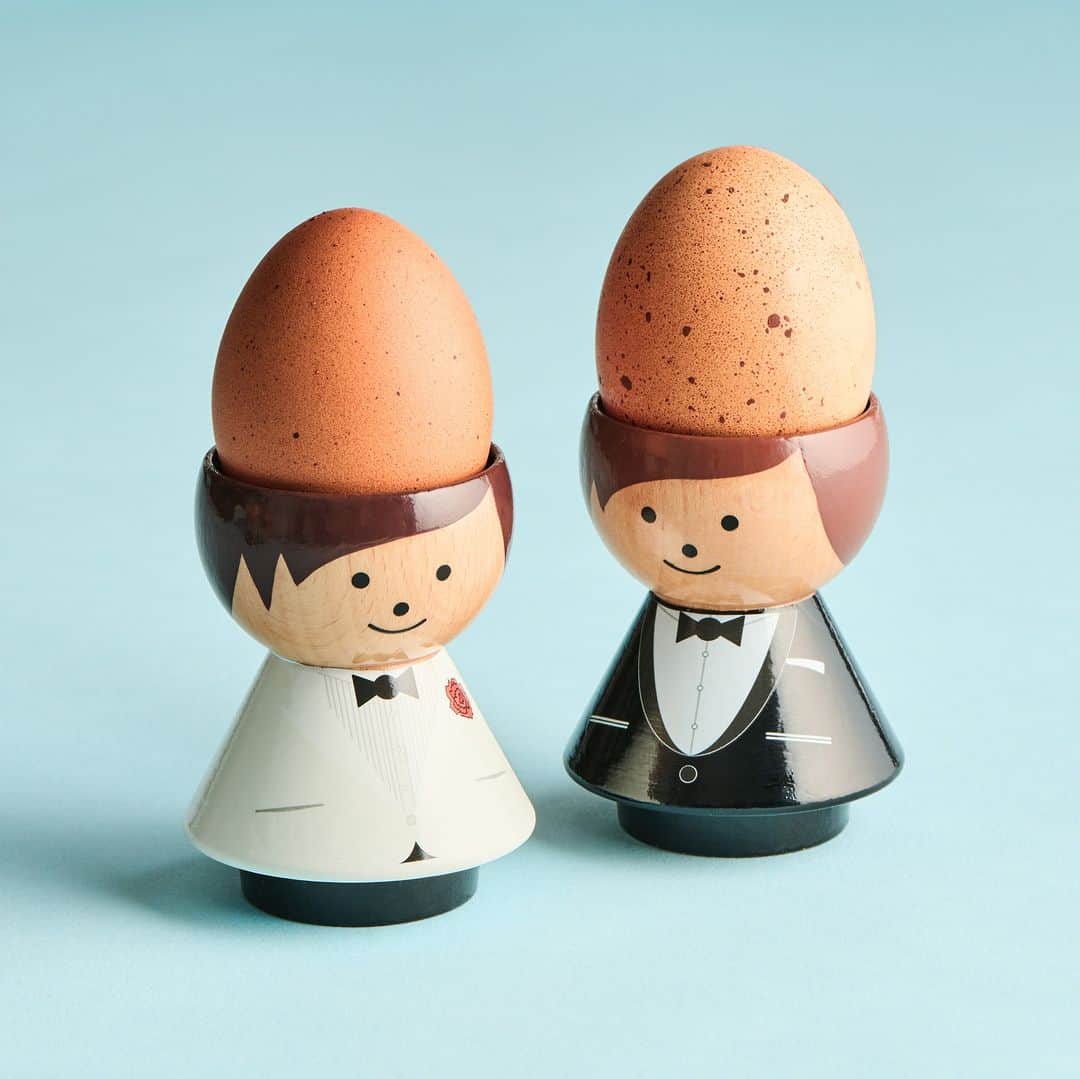 James Bond 007のインスタグラム：「Looking for festive gifts? Explore the 007 gift guide, where the new James egg cups have just dropped, along with ideas for all - from £3.99 stocking fillers to luxury accessories for the ultimate collector. Find it at 007Store.com.」