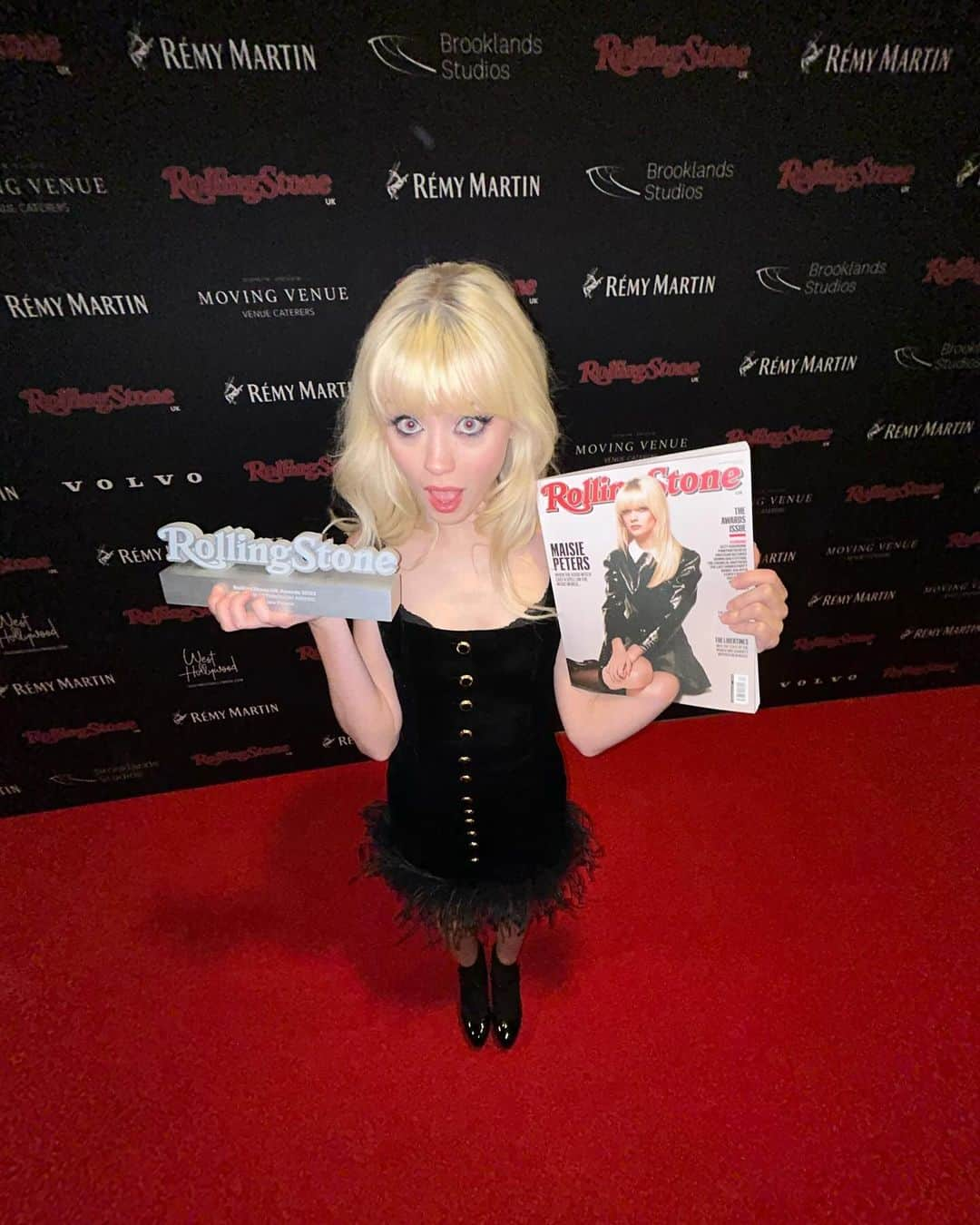 メイジー・ピーターズのインスタグラム：「i won the breakthrough rolling stone award last night and i got to be on the cover 😭😭 one of the coolest things that’s ever happened to me, thank u @rollingstoneuk !!!!!!! also doing that speech was almost as scary as my driving test i’m not joking」