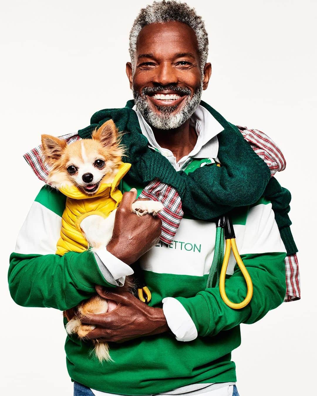 ベネトンのインスタグラム：「Our pets are members of the family and they should have their own gifts under the tree too. This year everyone will have something special to unwrap.  Discover the capsule collection designed by @andreaincontri In selected stores and on benetton.com.  WE ARE FAMILY Creative Direction @andreaincontri Photography @mattia_sawio Styling @marcgoehring Pets Talent Agency @argentovivoacademy_onset  #Benetton #WeAreFamily」