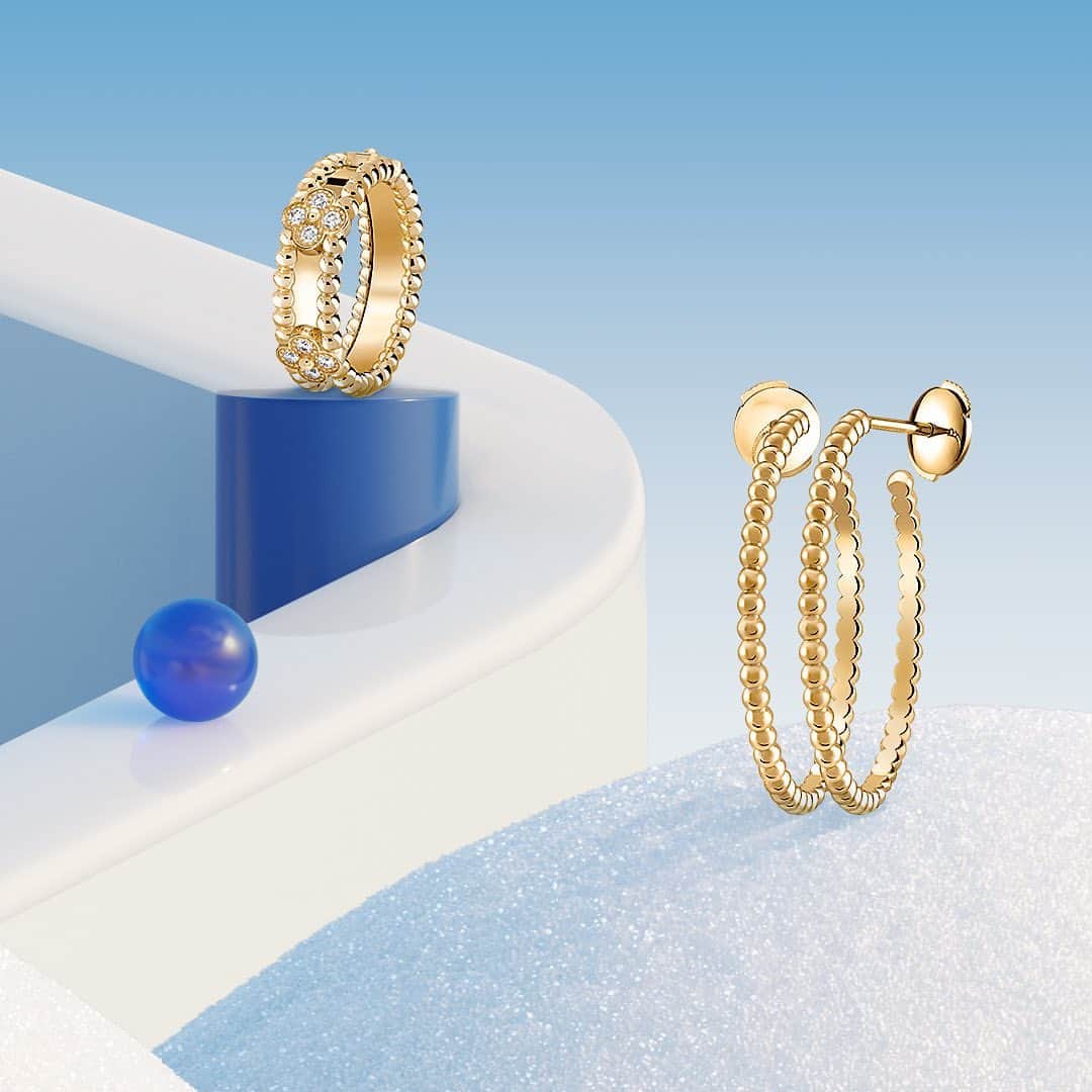 ヴァンクリーフ&アーペルさんのインスタグラム写真 - (ヴァンクリーフ&アーペルInstagram)「In the Perlée collection, jewelry and timepieces come together in a joyful dance. These shimmering golden beads accompany the winter season with elegance.   Visual artist: @arthurhoffner   #VCAPerlee #DiamondBreeze #VanCleefArpels」11月25日 2時02分 - vancleefarpels