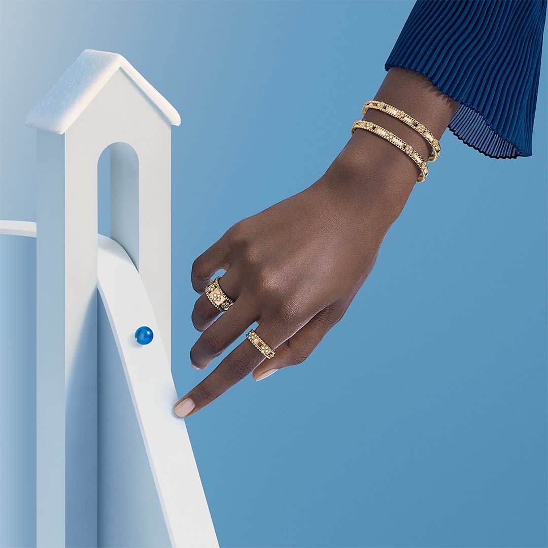 ヴァンクリーフ&アーペルのインスタグラム：「In the Perlée collection, jewelry and timepieces come together in a joyful dance. These shimmering golden beads accompany the winter season with elegance.   Visual artist: @arthurhoffner   #VCAPerlee #DiamondBreeze #VanCleefArpels」